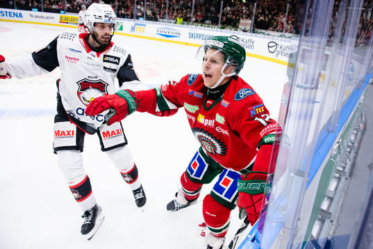Malmö Redhawks Markus Lauridsen på väg för att hjälpa