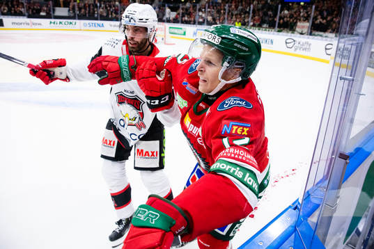 Malmö Redhawks Markus Lauridsen hjälper  Frölundas Max