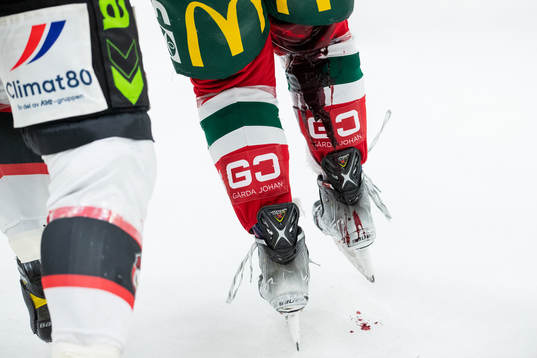 Frölundas Max Friberg lämnar isen blödande