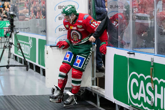 Frölundas Max Friberg lämnar isen blödande