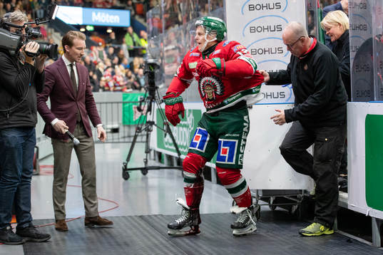 Frölundas Max Friberg lämnar isen blödande
