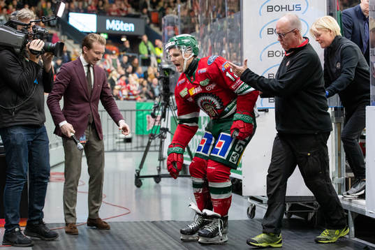 Frölundas Max Friberg lämnar isen blödande