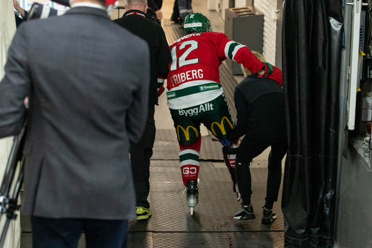 Frölundas Max Friberg lämnar isen blödande