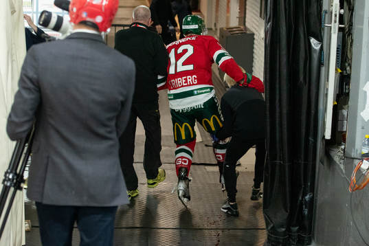 Frölundas Max Friberg lämnar isen blödande