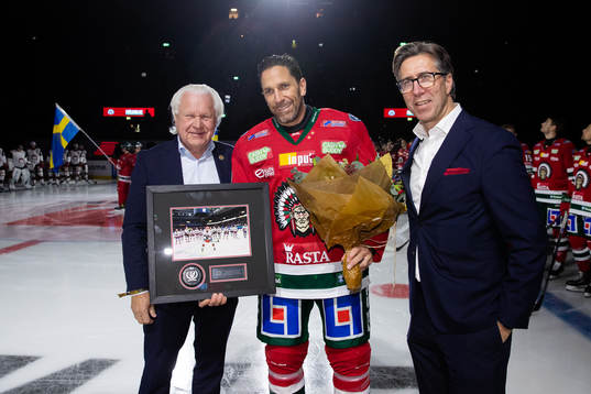 Frölundas Joel Lundqvist får pris av ordförande Mats