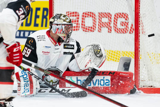 Malmö Redhawks målvakt Oscar Alsenfelt räddar ett skott