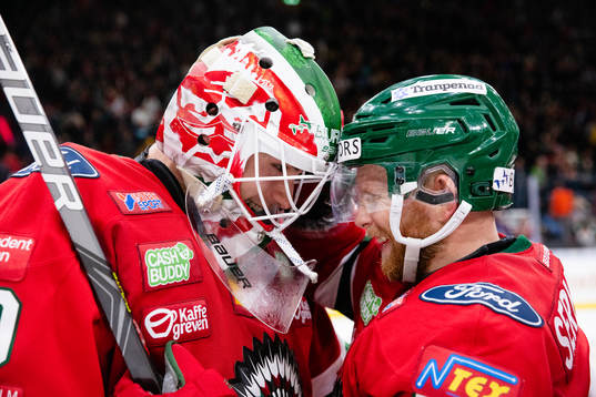Frölundas målvakt Matthew Tomkins och Ryan Lasch jublar