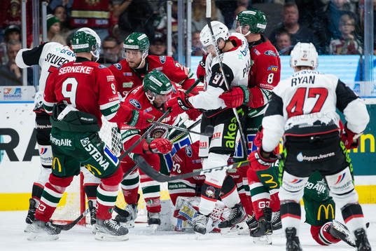 Frölundas målvakt Matthew Tomkins blockerar pucken