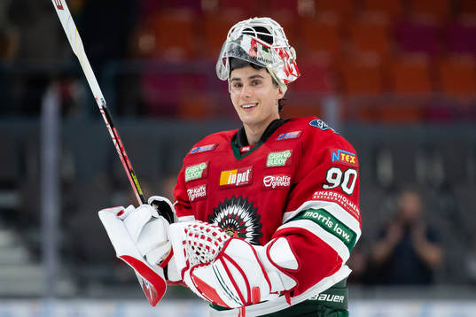 Frölundas målvakt Matthew Tomkins jublar