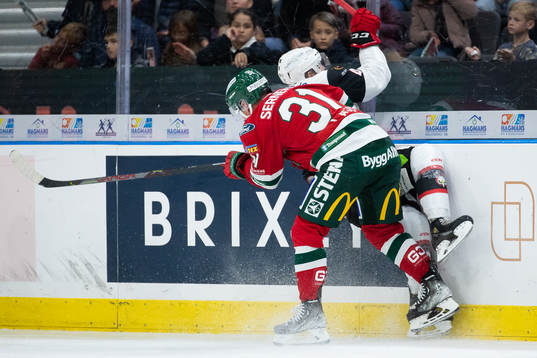 Frölundas Nicklas Lasu  tacklar Malmö Redhawks Joakim Ryan