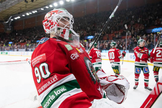 Frölundas målvakt Matthew Tomkins jublar