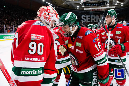 Frölundas målvakt Matthew Tomkins jublar ihop med Stefan