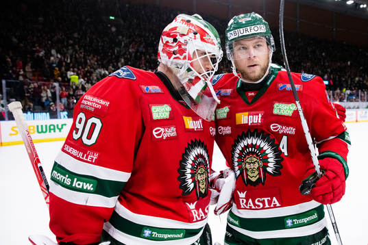 Frölundas målvakt Matthew Tomkins jublar ihop med