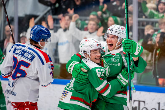 Rögles Leon Bristedt jublar med Adam Tambellini