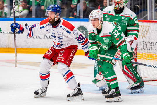 Oskarshamns Hynek Zohorna  ikamp med Rögles Oskar Hassel