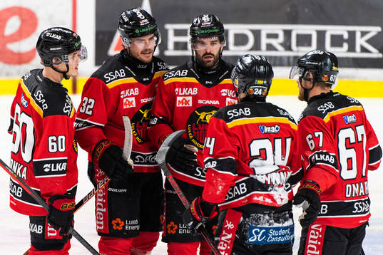 Luleås Oscar Engsund jublar med lagkamrater