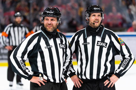 Linjedomare Emil Yletyinen och Linjedomare Johannes Käck