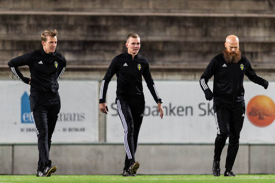 Assisterande domare Simon Anderjon, domare Fredrik Alknäs,