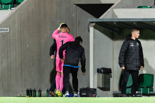 Lunds målvakt Emir Plakalo lämnar fotbollsplanen