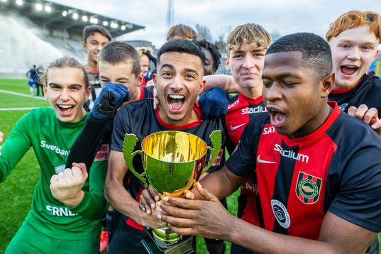 Bläddra bland fler bilder av Fotboll, Final SEF Trophy, Brommapojkarna - IFK Göteborg