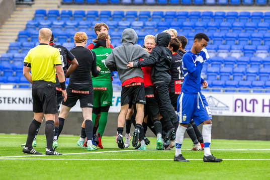Brommapojkarna firar segern över IFK Göteborg