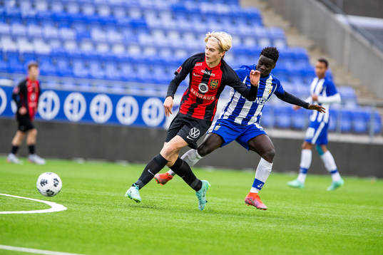 Brommapojkarnas Lucas Bergvall och IFK Göteborgs Assolo