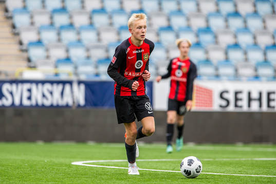 Brommapojkarnas Alfons Lohake med bollen