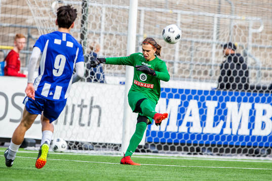 IFK Göteborgs Leon Dusi  på väg fram mot Brommapojkarnas