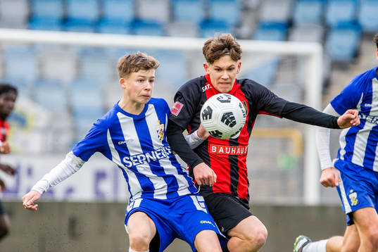 IFK Göteborgs Petter Ek och Brommapojkarnas Aaron Rydell i