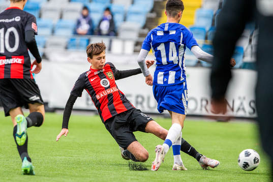 Brommapojkarnas Oskar Cotton gör en brytning mot IFK