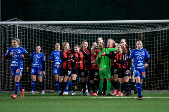 Brommapojkarnas Liv Brunzell jublar med lagkamrater