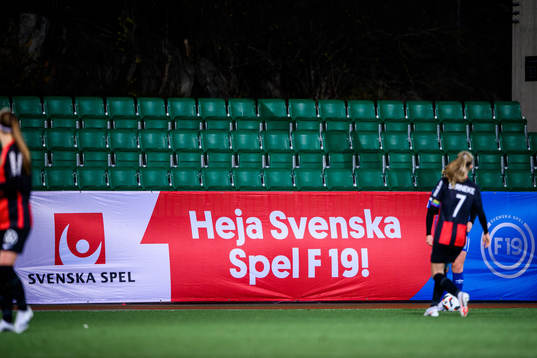 En reklamskylt med Svenska spel