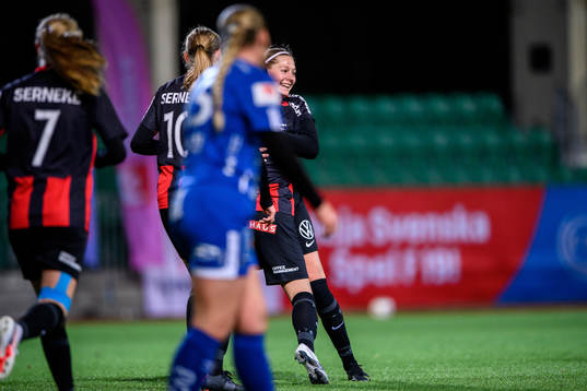 Brommapojkarnas Sofia Norrby jublar