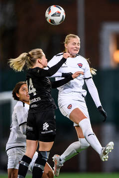 Umeås Stina Gunnebrink och Rosengårds Hanna Stenberg