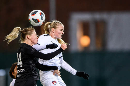 Umeås Stina Gunnebrink och Rosengårds Hanna Stenberg