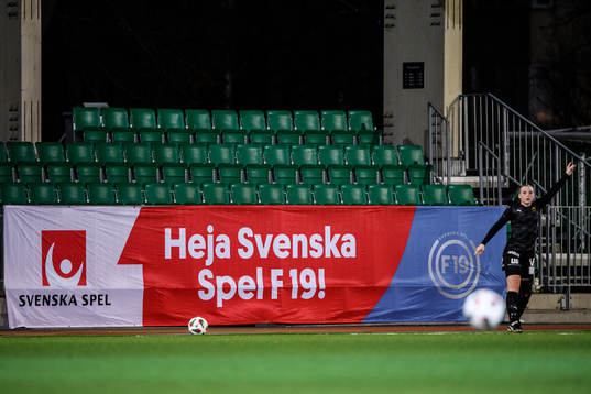 En skylt med Svenska Spels logo på