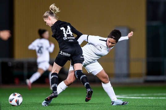 Umeås Stina Gunnebrink och Rosengårds Jo-Anne Agbor Tataw