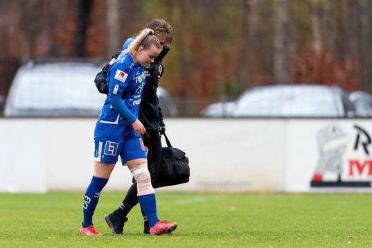 Örebros Berglind Ros Augustdottir lämnar planen skadad