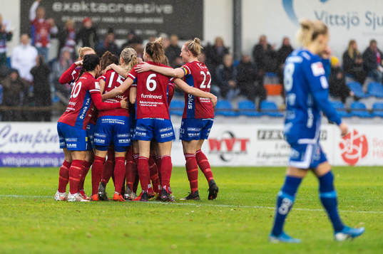 Vittsjös spelare jublar medan Örebros Nathalie Hoff