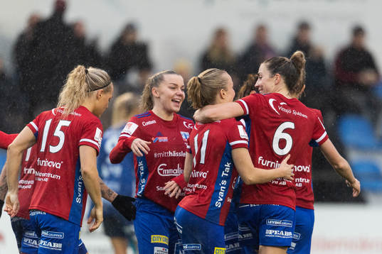 Vittsjös Tove Almqvist och Clara Markstedt jublar