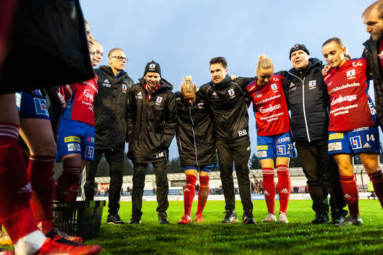 Vittsjös tränare Robert Bergström håller tal