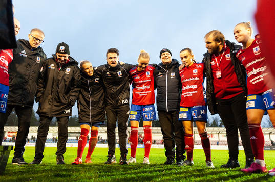 Vittsjös tränare Robert Bergström håller tal