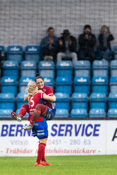 Vittsjös Nellie Persson och Fernanda Da Silva jublar