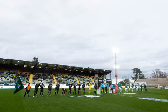 Spelare ur Västerås och Jönköping står uppställda