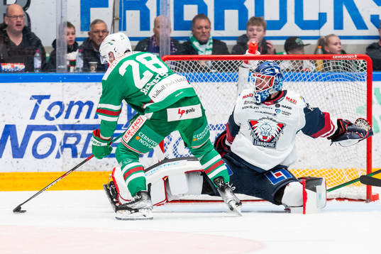 Linköpings målvakt Marcus Högberg räddar ett läge