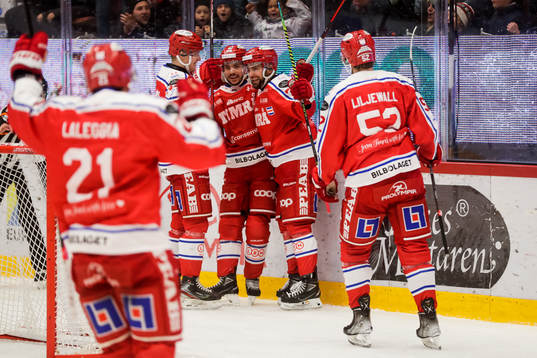Timrås Robin Hanzl jublar med lagkamrater