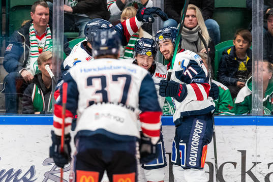 Linköpings Robert Lantosi (h) jublar med lagkamrater