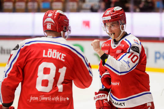 Timrås Jens Lööke jublar med Robin Alvarez