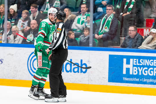 Rögles Lucas Ekeståhl-Jonsson reagerar när han visas ut