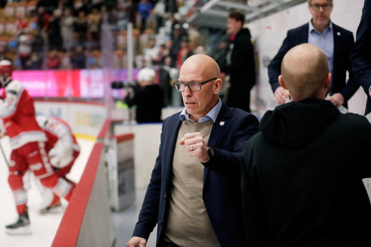 Timrås tränare Fredrik Andersson jublar